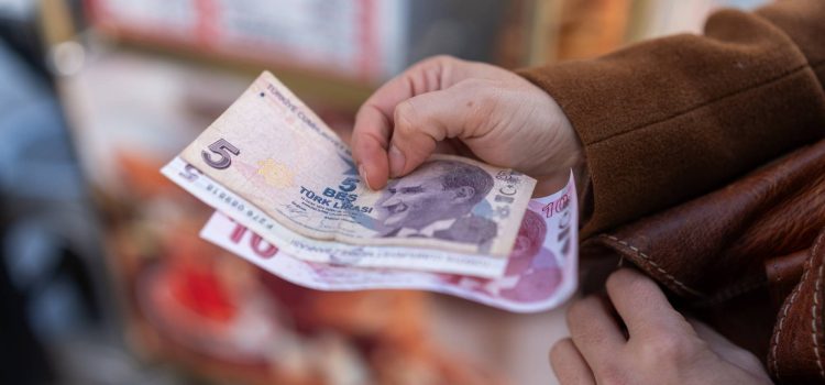 Is it Cheaper to Exchange Cash at a Bank or Money Changer? (2026)