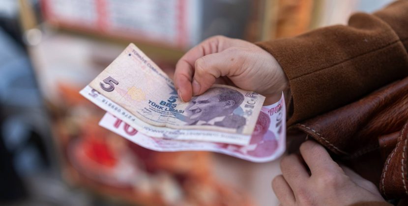 Is it Cheaper to Exchange Cash at a Bank or Money Changer? (2026)