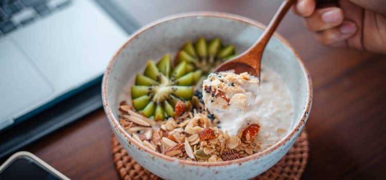 Low-Carb, High-Protein: The 5 Quickest Snacks for Busy Workdays in 2026