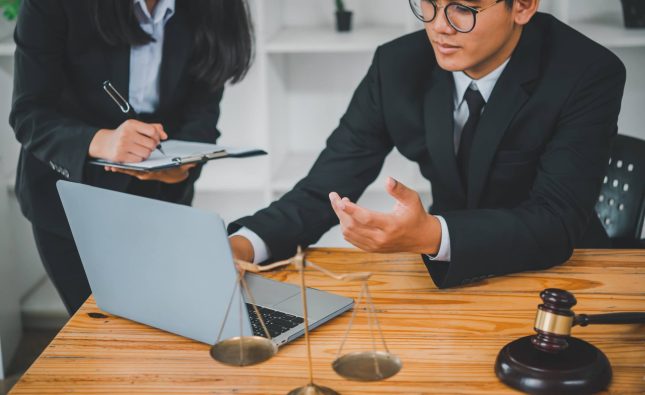 Is It Cheaper to Hire a Migration Lawyer or a Migration Agent in Victoria?